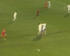 Dos jugadores del Auxerre se pelean con el balón en juego