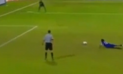 Un jugador se cae antes de lanzar el penalti