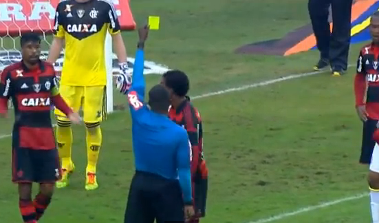El árbitro evita una pelea entre dos jugadores del Flamengo