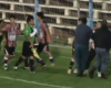 Un portero argentino la emprende a puñetazos con el árbitro