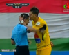 Un jugador agradece con un beso una amarilla del árbitro