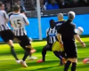 Un balonazo obliga al cambio de árbitro en la Premier
