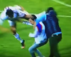 Un jugador turco defiende al árbitro con una patada voladora