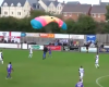 Un aterrizaje en paracaídas obliga a parar el partido