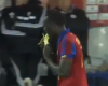 Un jugador celebra un gol comiéndose un plátano… y es amonestado