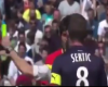 El impulsivo gesto de un árbitro francés al apartar a un jugador