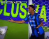 Ronaldinho vuelve a intentar la pillería de quitarle el balón al portero