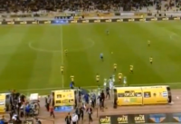 Los ultras del AEK invaden el campo contra sus jugadores