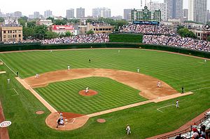 Una pelota de béisbol rompe un cristal… ¡y detienen al árbitro!