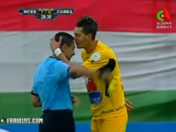 Un jugador agradece con un beso una amarilla del árbitro