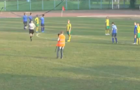El cámara que se cuela en el campo para grabar un penalti