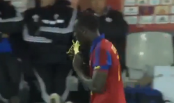 Un jugador celebra un gol comiéndose un plátano… y es amonestado