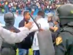 Los jugadores cargan contra la policía en la Copa Perú