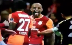 Felipe Melo se ríe de la roja de rival… y acaba expulsado