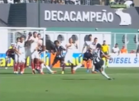 Golazo de Ronaldinho anulado por falta sobre la barrera