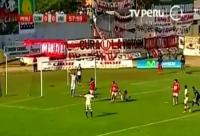 Desplaza el balón pensando que había penalti… y marca gol en propia