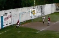 El árbol que se metió en el campo y provocó un penalti