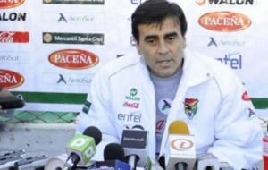 El seleccionador boliviano dice que los árbitros “le roban”