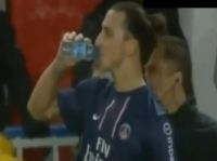 La pelea de Ibrahimovic por un trago de agua