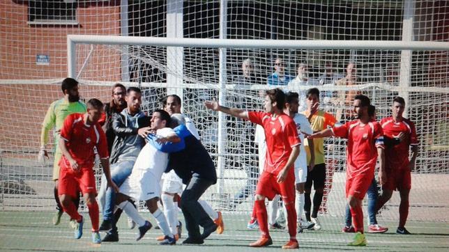 Batalla campal, agresión al arbitro y un acta que mete miedo