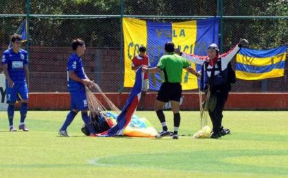 Balonazo donde duele, caídas y… ¡paracaidistas!