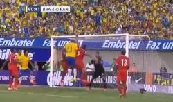 Penalti y expulsión en el Brasil-Panama que acaba en off-side