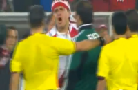 Un hincha saltó al césped a por el árbitro del Perú-Uruguay