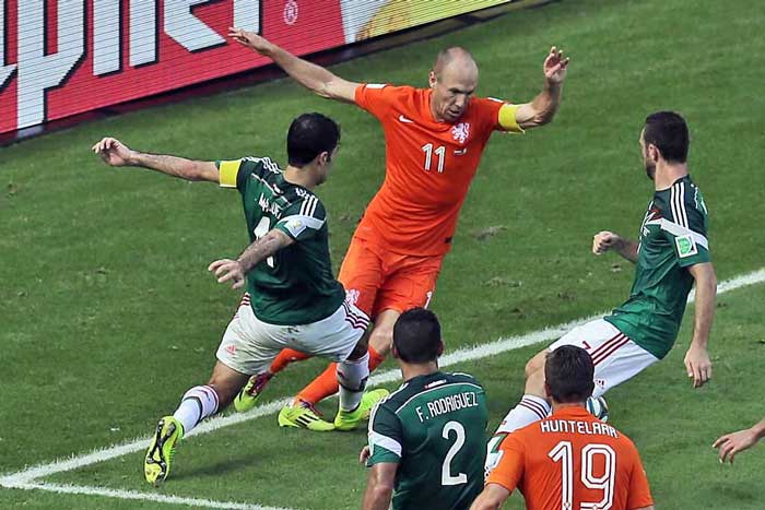 México indignada con Proença. ¿Penalti o piscinazo de Robben?