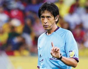 Nishimura, policía en Japón, árbitro en el partido inaugural
