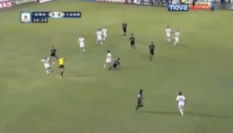 Un espectacular pase del árbitro casi acaba en gol