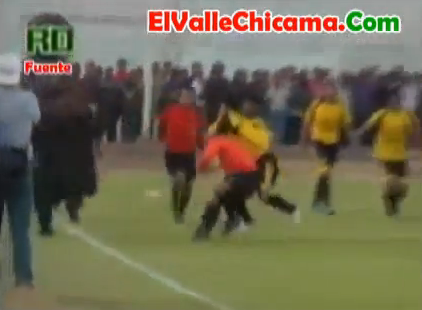 Persigue al árbitro hasta golpearlo en la Copa Perú