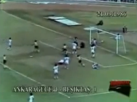 El vídeo del árbitro que marca un gol y el gazapo de Marca