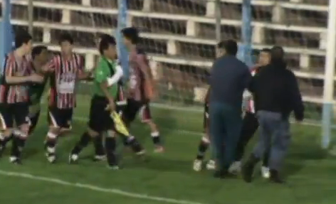Un portero argentino la emprende a puñetazos con el árbitro
