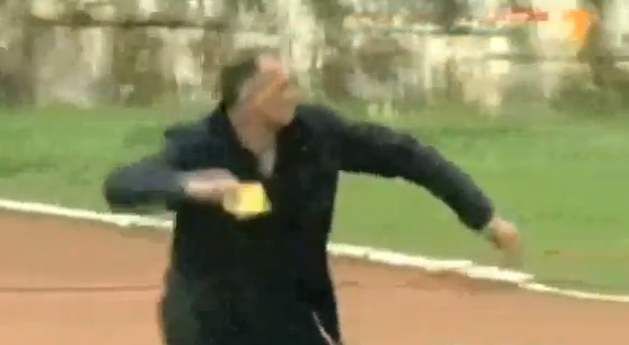 Un entrenador búlgaro deja al árbitro sin tarjetas