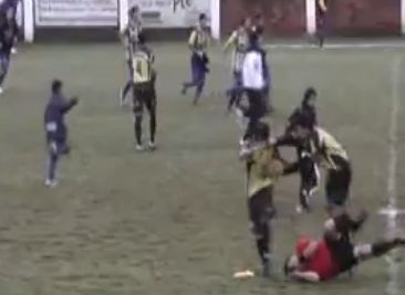 Un jugador paraguayo patea la cabeza a un asistente