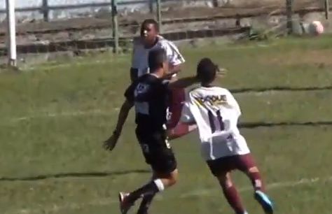 Cómo señalar un gol y noquear a un jugador