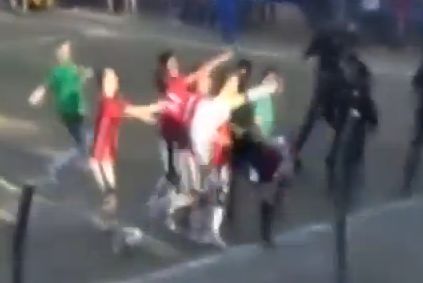 Brutal patada voladora al árbitro en una final en Paraguay