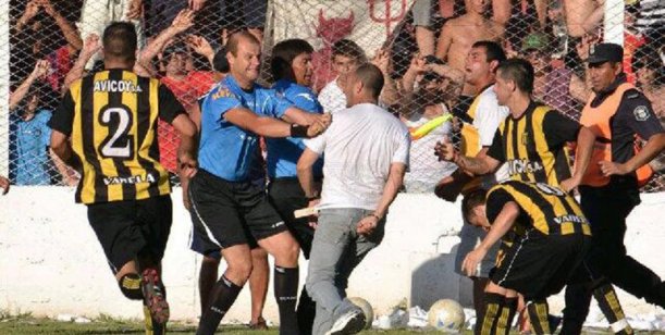 Un árbitro de la Primera argentina, golpeado en el fútbol regional