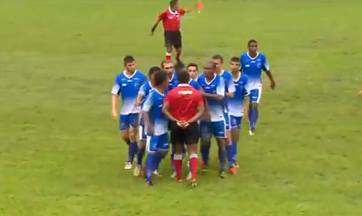 Un puñetazo al árbitro en el fútbol brasileño Un puñetazo al árbitro en el fútbol brasileño
