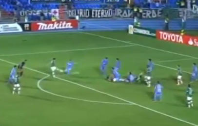 Consigue un gol mientras le protesta al árbitro