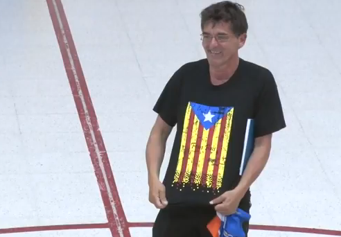 Un árbitro se despide exhibiendo una bandera independentista