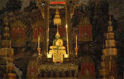 Los árbitros tailandeses juran la honestidad ante Buda