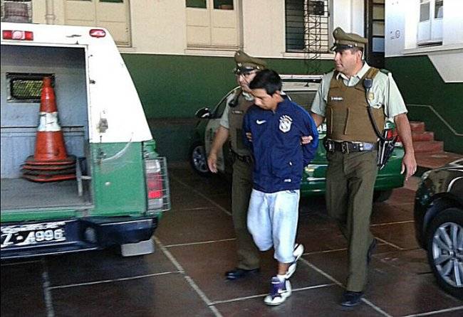 Un  futbolista chileno encañona al árbitro con dos armas de fuego
