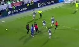 Un espontáneo salta a por el árbitro en México