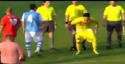 Un portero le "hace un calvo" al árbitro al final del partido