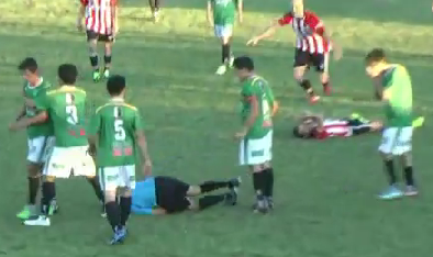 Salvaje puñetazo a un árbitro en el fútbol argentino