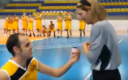 Un jugador de baloncesto le pide la mano a la árbitra