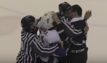 La locura de separar una pelea en hockey sobre hielo