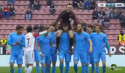 Así pidieron perdón los jugadores del Trabzonspor al árbitro