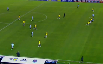 Los dos goles anulados a Agüero frente a Colombia.